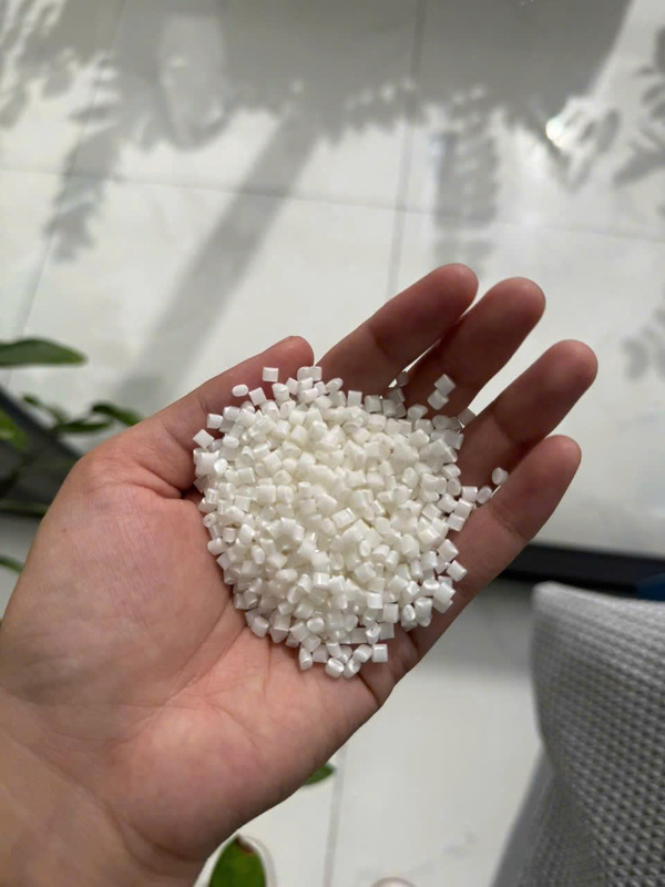 Hạt nhựa màu trắng